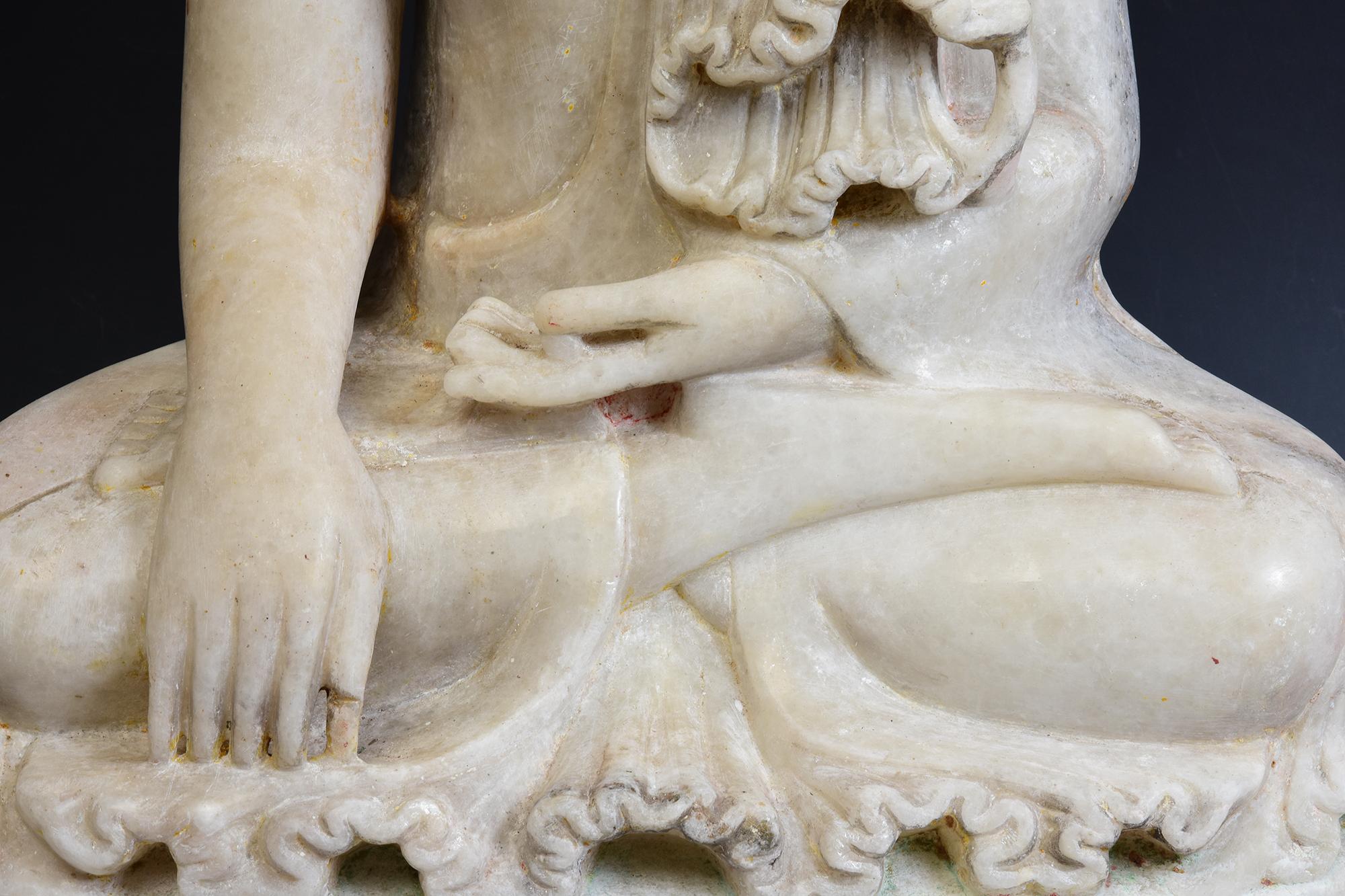 19th Century, Mandalay, Antique Burmese Alabaster Marble Seated Buddha Statue For Sale 1
