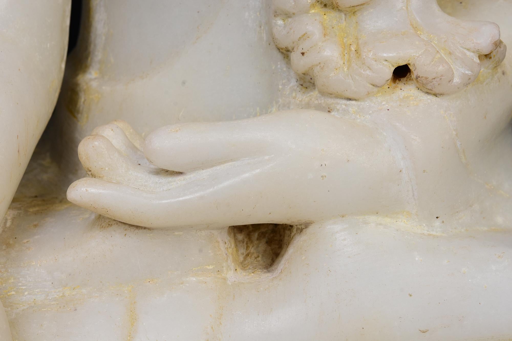 19th Century, Mandalay, Antique Burmese Alabaster Marble Seated Buddha Statue For Sale 1