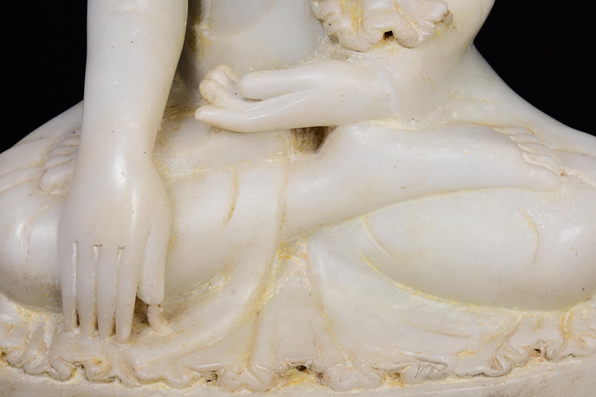 19th Century, Mandalay, Antique Burmese Alabaster Marble Seated Buddha Statue For Sale 3