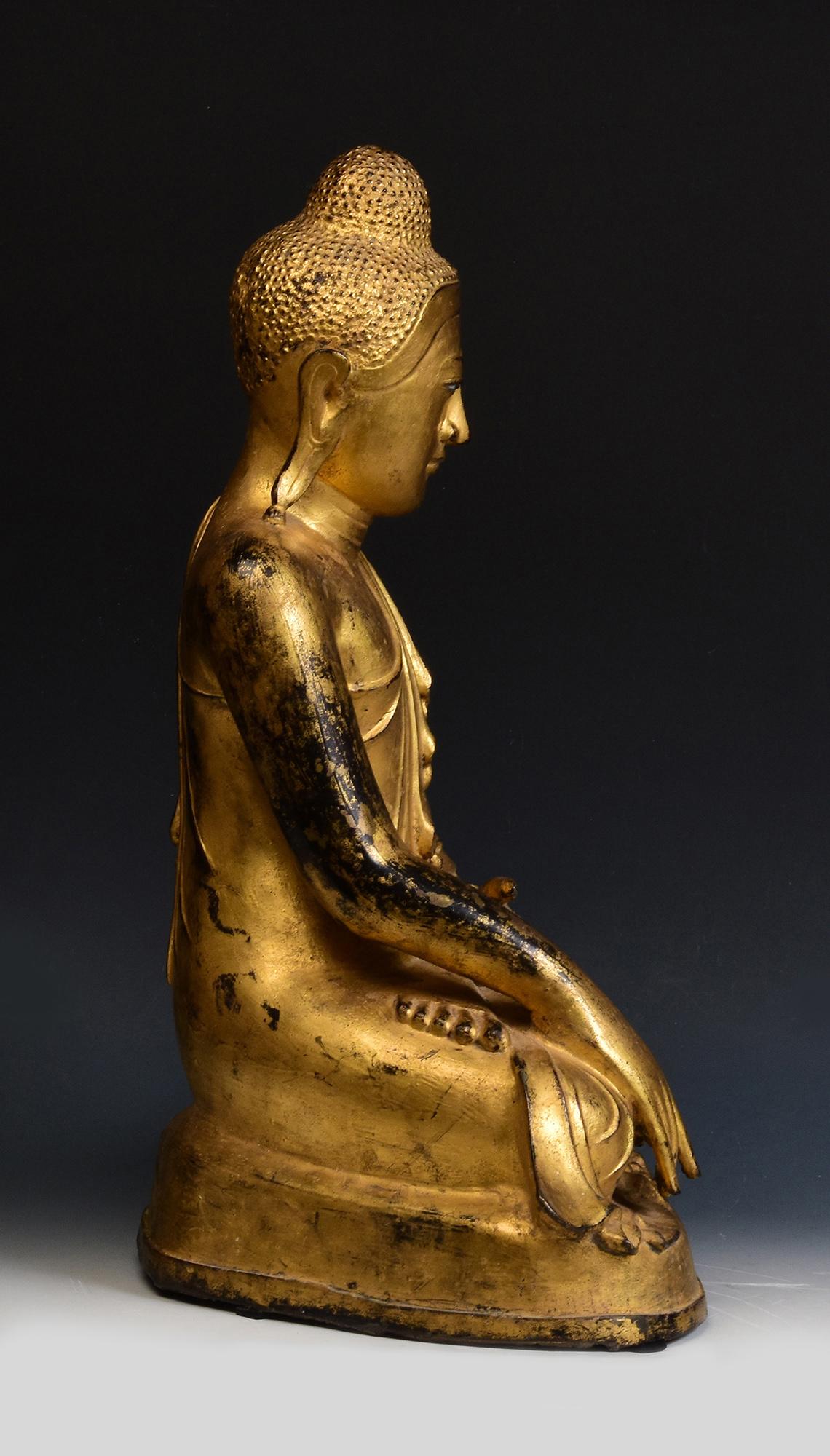 Mandalay, antiker burmesischer sitzender Buddha aus Bronze mit vergoldetem Gold, 19. Jahrhundert im Angebot 6