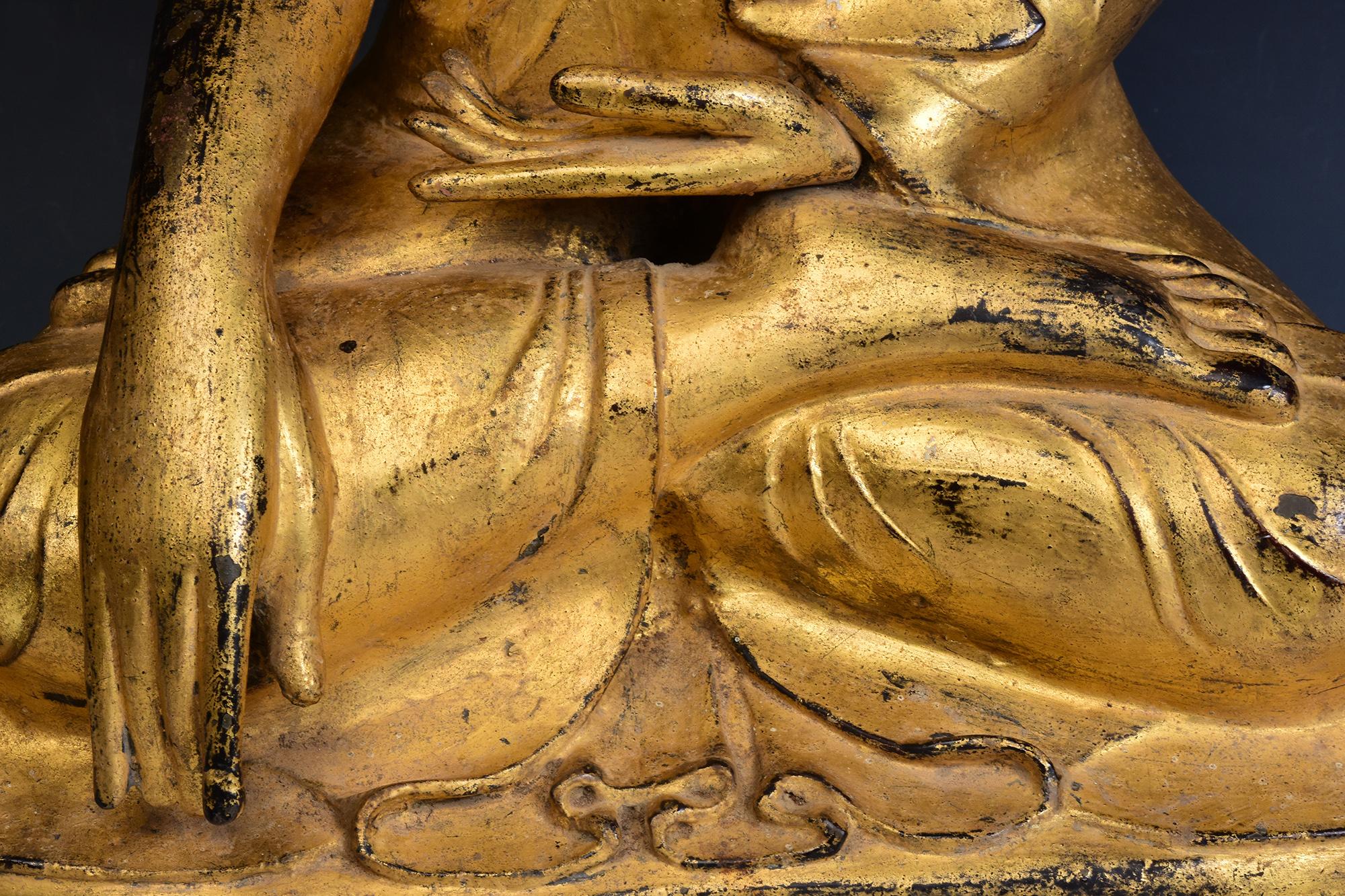 Mandalay, antiker burmesischer sitzender Buddha aus Bronze mit vergoldetem Gold, 19. Jahrhundert im Zustand „Gut“ im Angebot in Sampantawong, TH