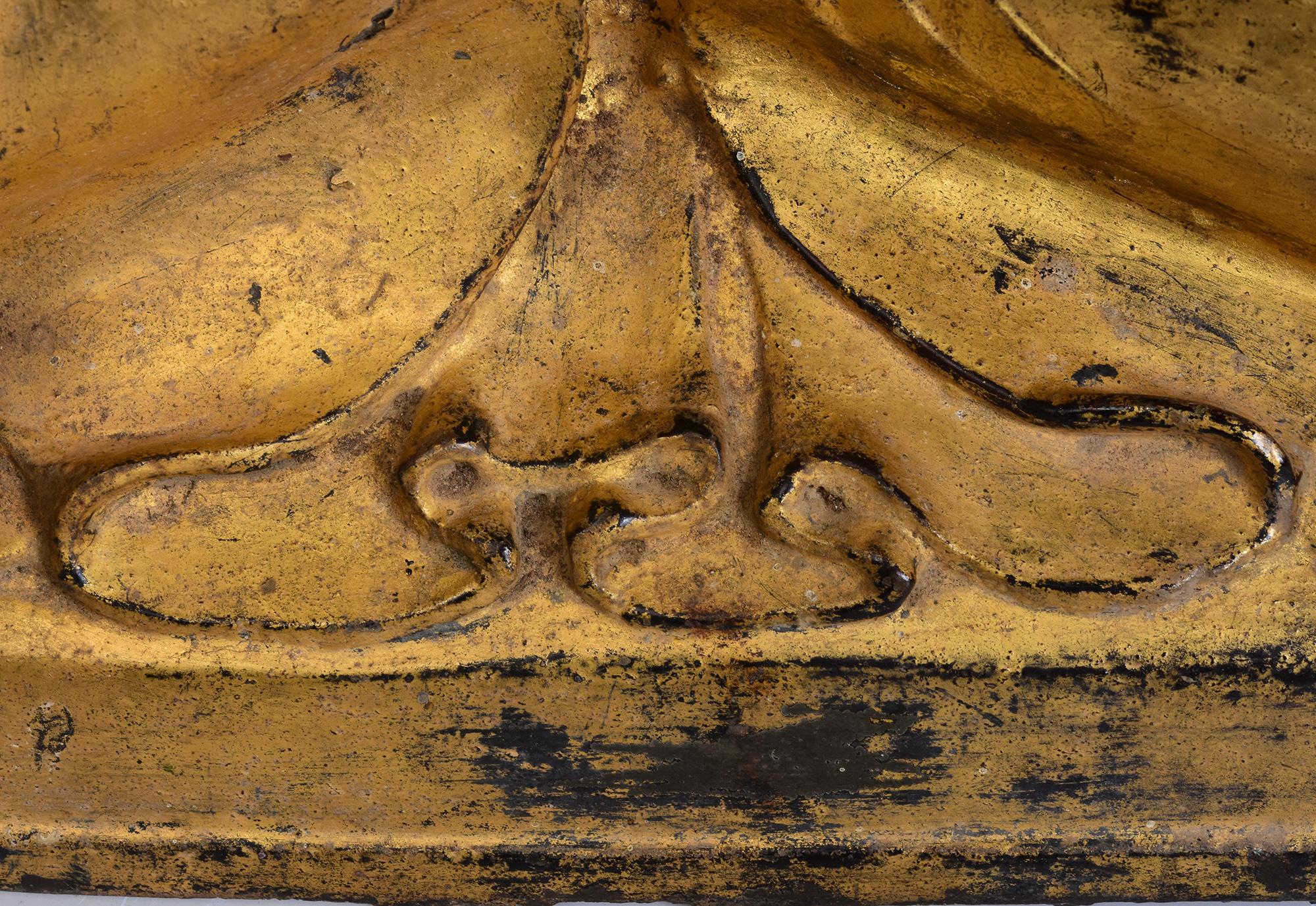 Mandalay, antiker burmesischer sitzender Buddha aus Bronze mit vergoldetem Gold, 19. Jahrhundert im Angebot 1