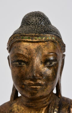 XIXe siècle, Mandalay, Bouddha assis birman antique laqué et doré à l'or fin