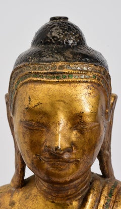 XIXe siècle, Mandalay, Bouddha assis birman antique laqué et doré à l'or fin