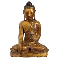 XIXe siècle, Mandalay, Bouddha assis birman antique laqué et doré à l'or fin