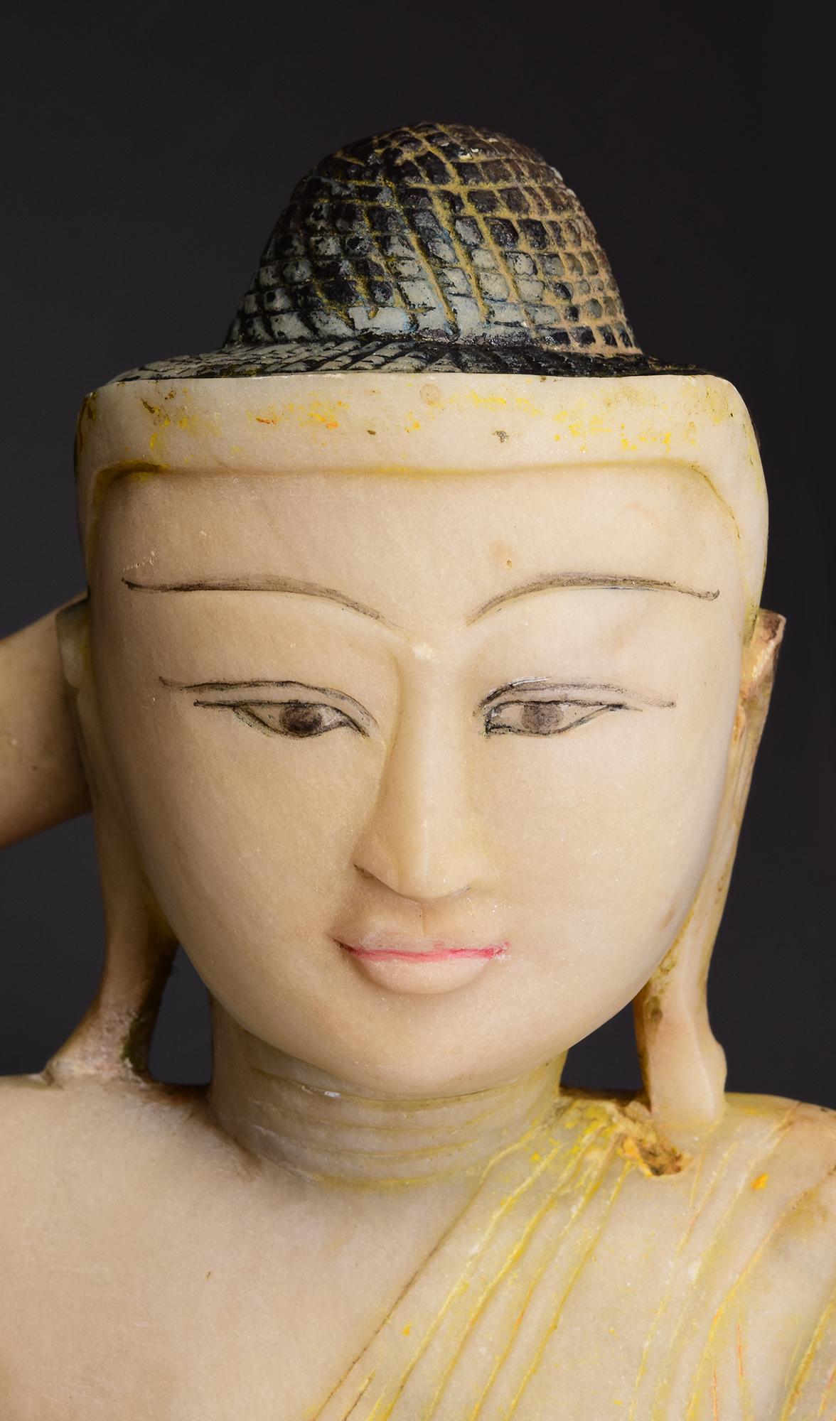 Sculpté à la main Statue de Bouddha couché du 19ème siècle, Mandalay, ancienne calcaire de Birmanie en vente