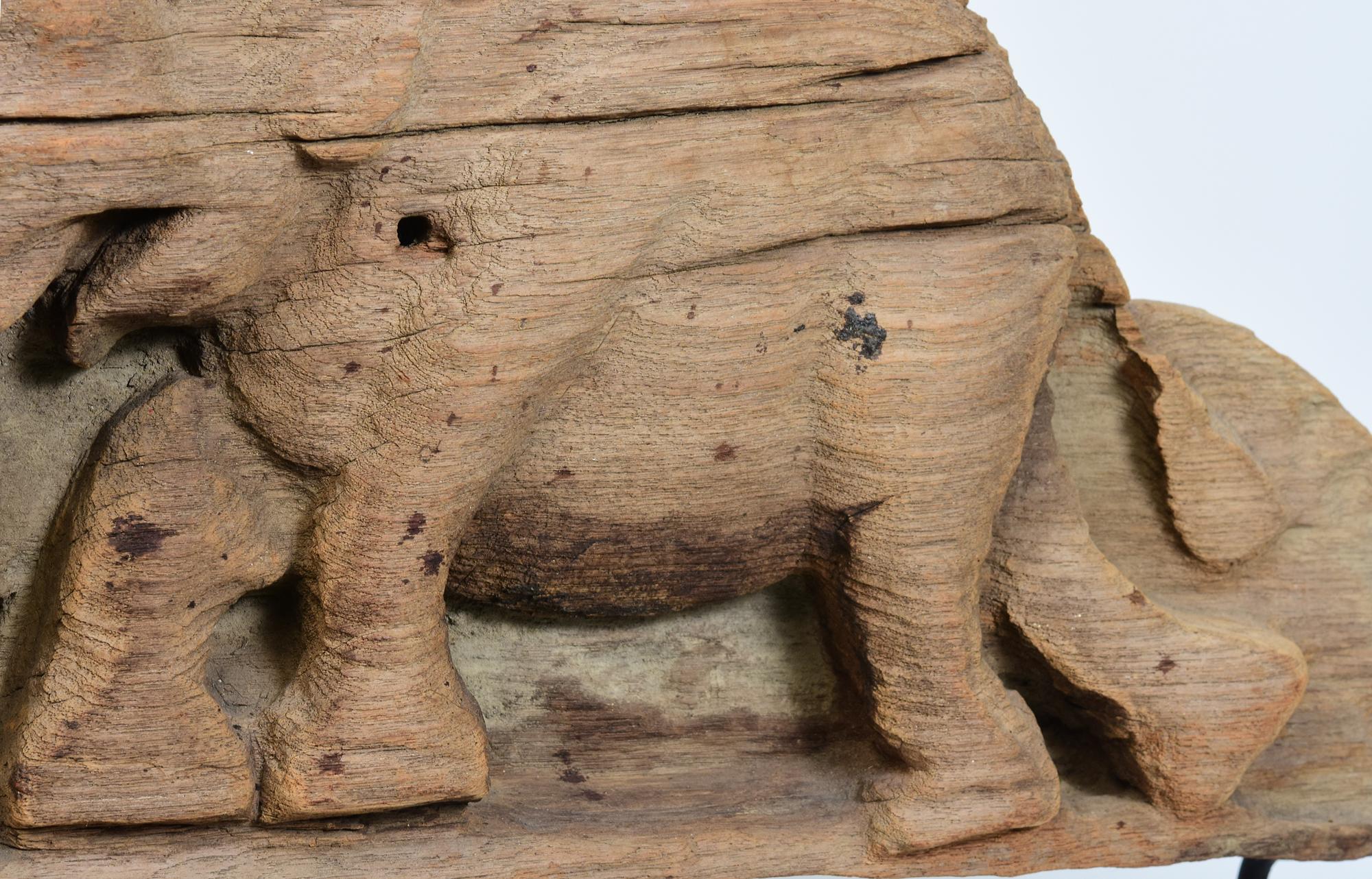 19ème siècle, Mandalay, Panneau ancien en bois sculpté birman avec un animal, l'éléphant en vente 6