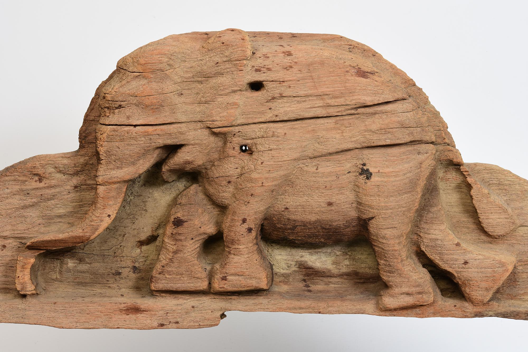 Panneau en bois sculpté birman représentant un animal, l'éléphant, dont les sculptures ont une forme incurvée.

Âge : Birmanie, période Mandalay, 19e siècle
Taille : Longueur 89.5 C.C. / Largeur 25.8 C.C. / Epaisseur 4.8 C.C.
Taille avec support :