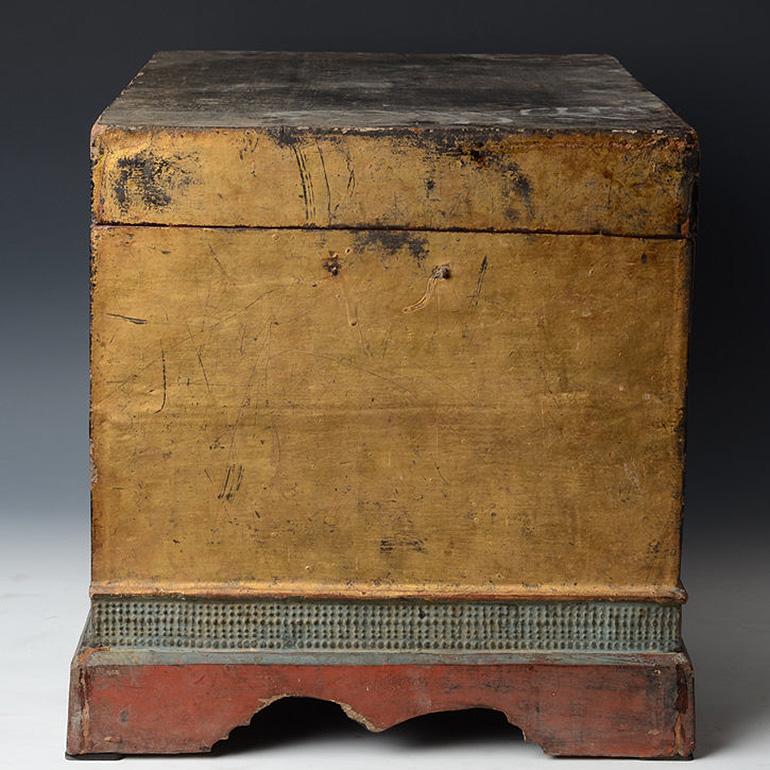 19th Century, Mandalay, Antique Burmese Wooden Chest with Gilded Gold 7