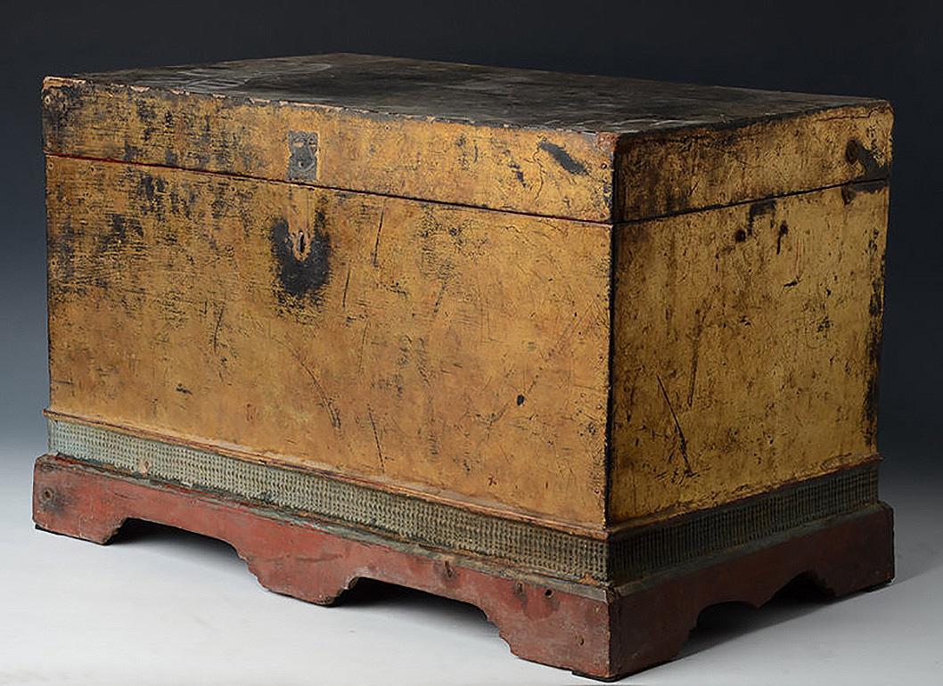 19th Century, Mandalay, Antique Burmese Wooden Chest with Gilded Gold 3