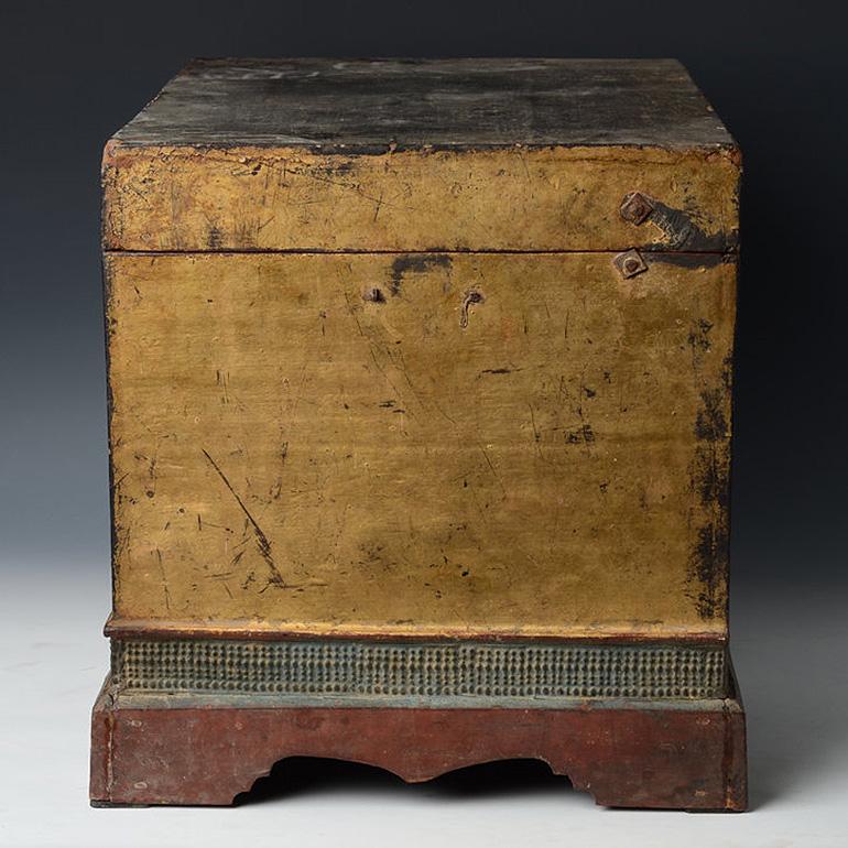 19th Century, Mandalay, Antique Burmese Wooden Chest with Gilded Gold 4