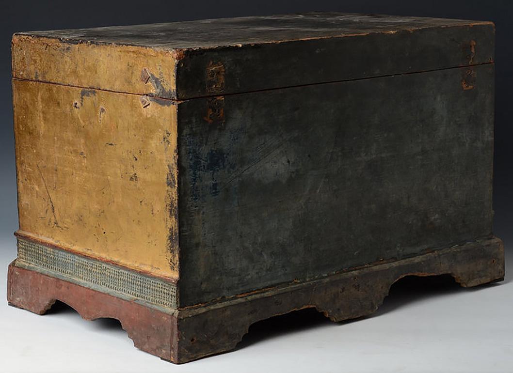 19th Century, Mandalay, Antique Burmese Wooden Chest with Gilded Gold 5