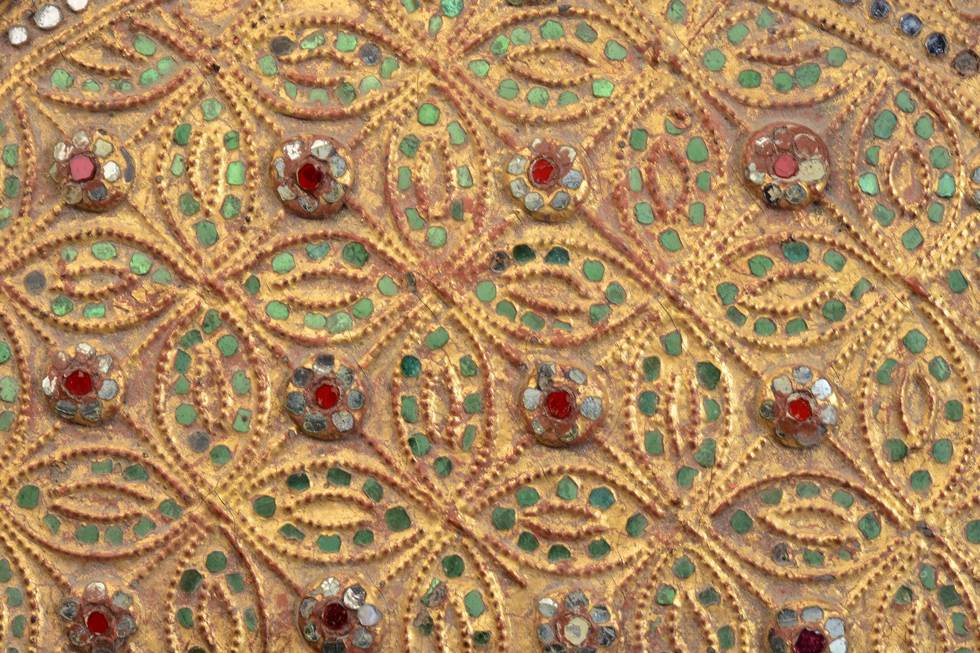 19. Jahrhundert, Mandalay, Antiker birmanischer Holzfächer mit vergoldetem Gold und Glas im Angebot 6