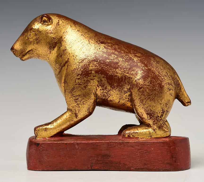 19th Century, Mandalay, Antique Burmese Wooden Mouse with Gilded Gold In Good Condition In Sampantawong, TH