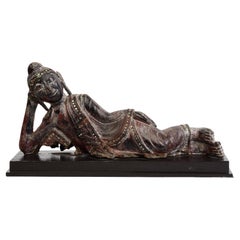XIX secolo, Mandalay, Antico Buddha reclinato birmano in legno con piedistallo