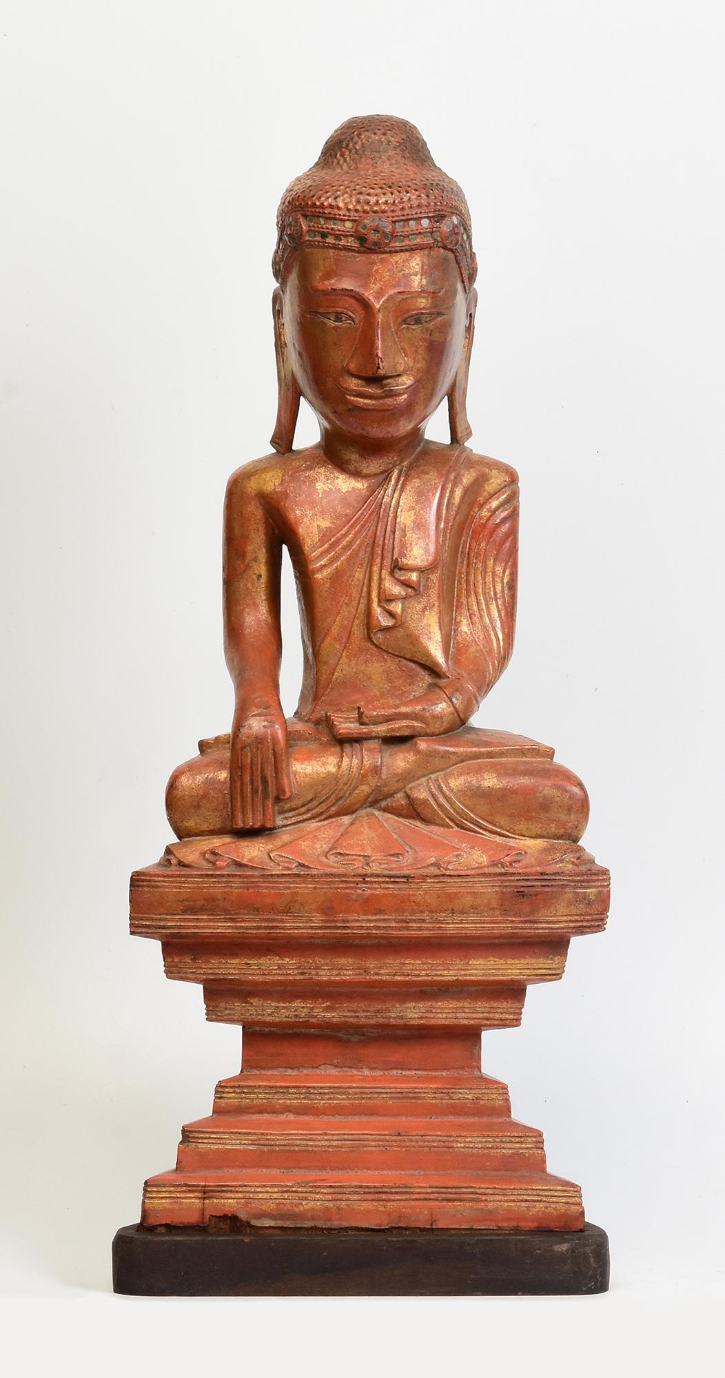 Bouddha assis en bois birman ancien du 19ème siècle, Mandalay en vente 6