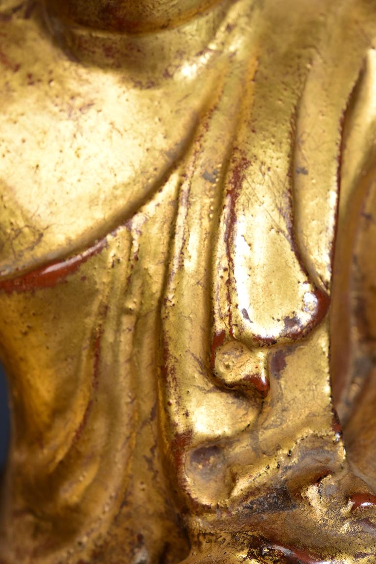 Mandalay, antiker burmesischer sitzender Buddha aus Holz, 19. Jahrhundert (Handgeschnitzt) im Angebot