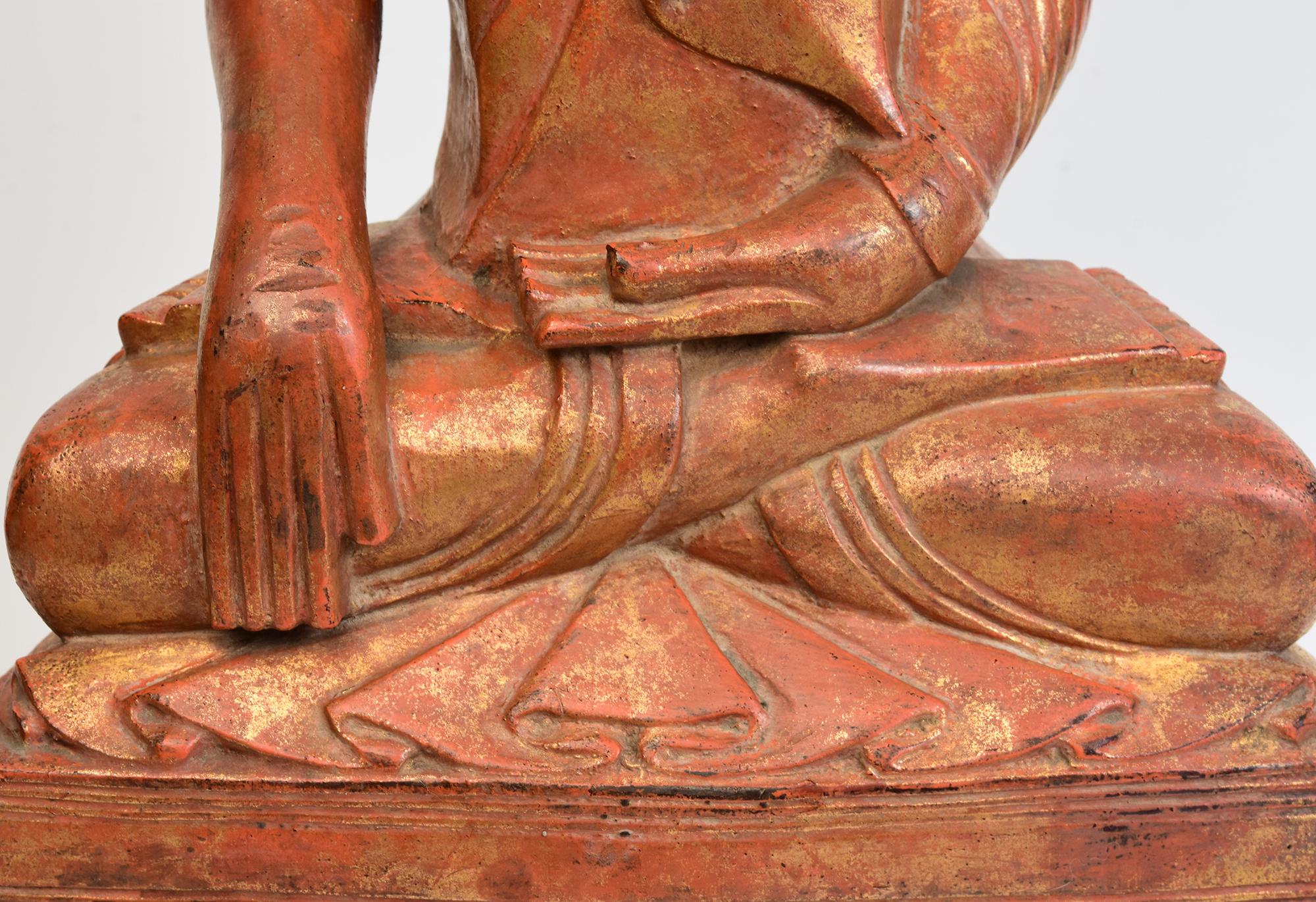 Sculpté à la main Bouddha assis en bois birman ancien du 19ème siècle, Mandalay en vente