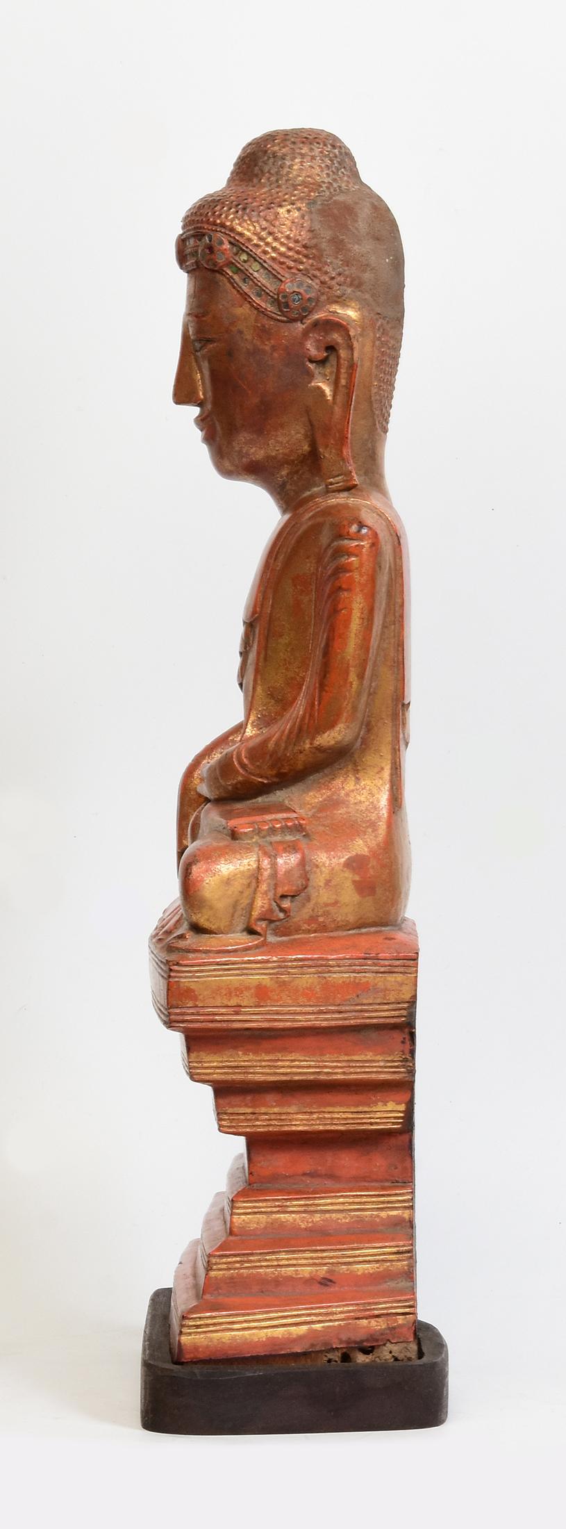 Bois Bouddha assis en bois birman ancien du 19ème siècle, Mandalay en vente