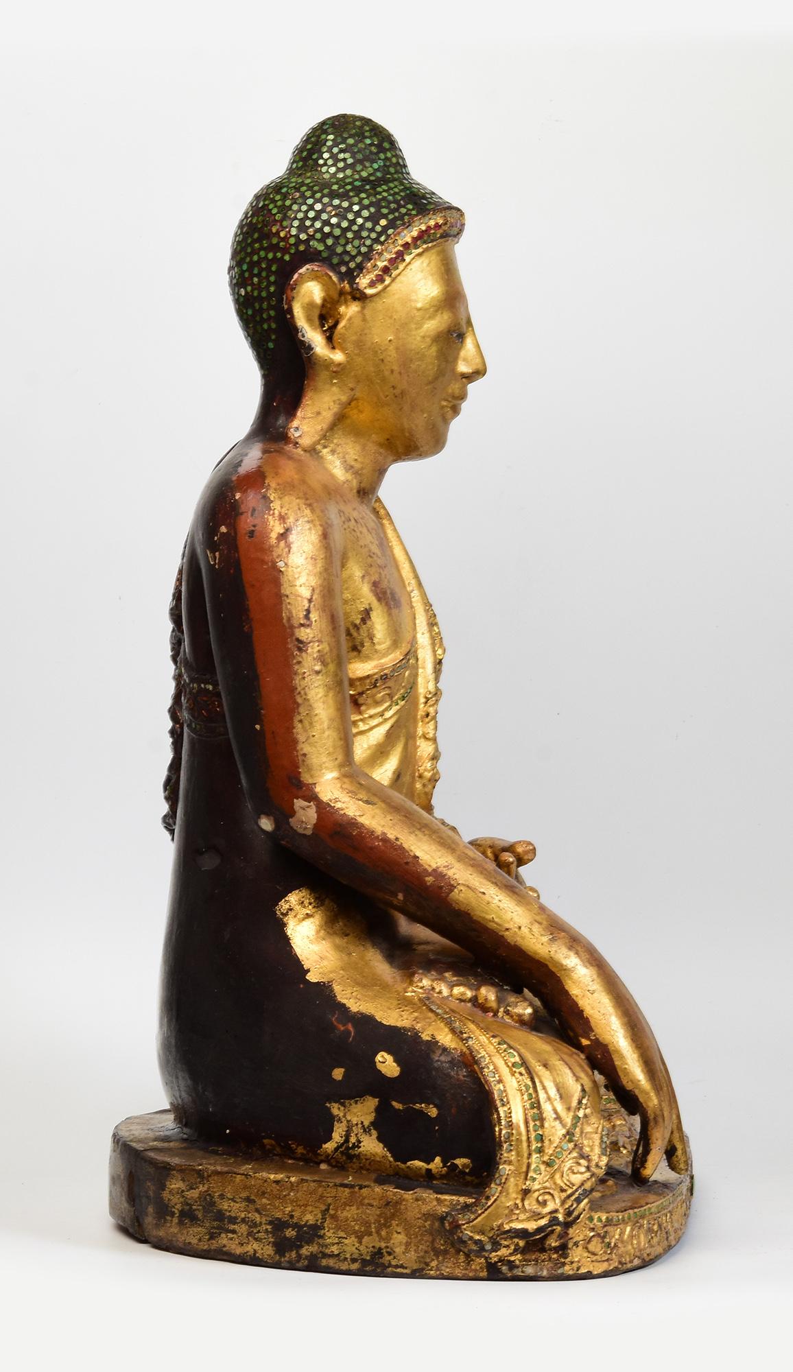 19e siècle, Mandalay, Ancien Bouddha assis en bois birman avec or doré en vente 3