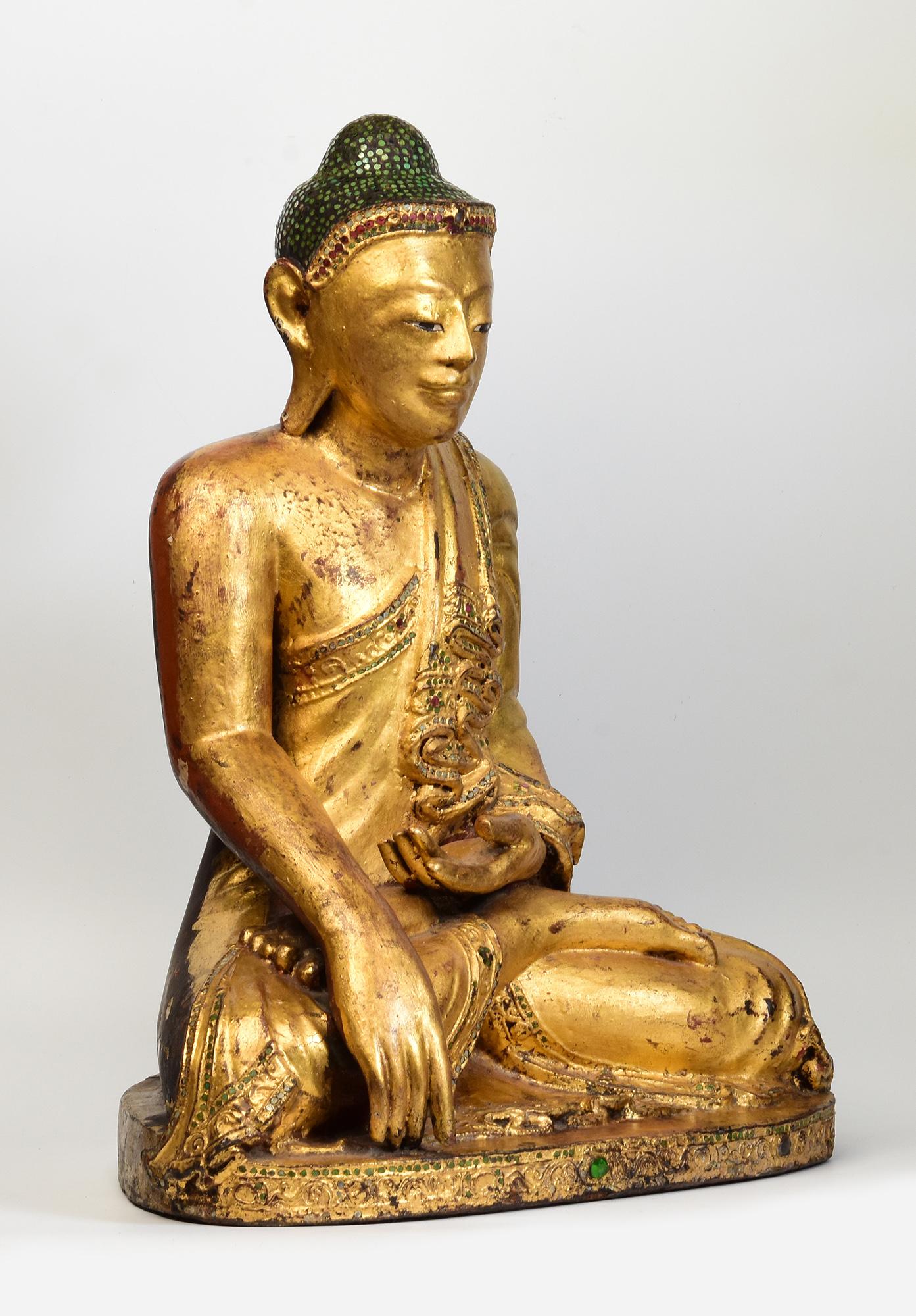 19e siècle, Mandalay, Ancien Bouddha assis en bois birman avec or doré en vente 4