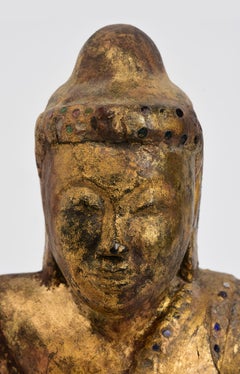 19e siècle, Mandalay, Ancien Bouddha assis en bois birman avec or doré
