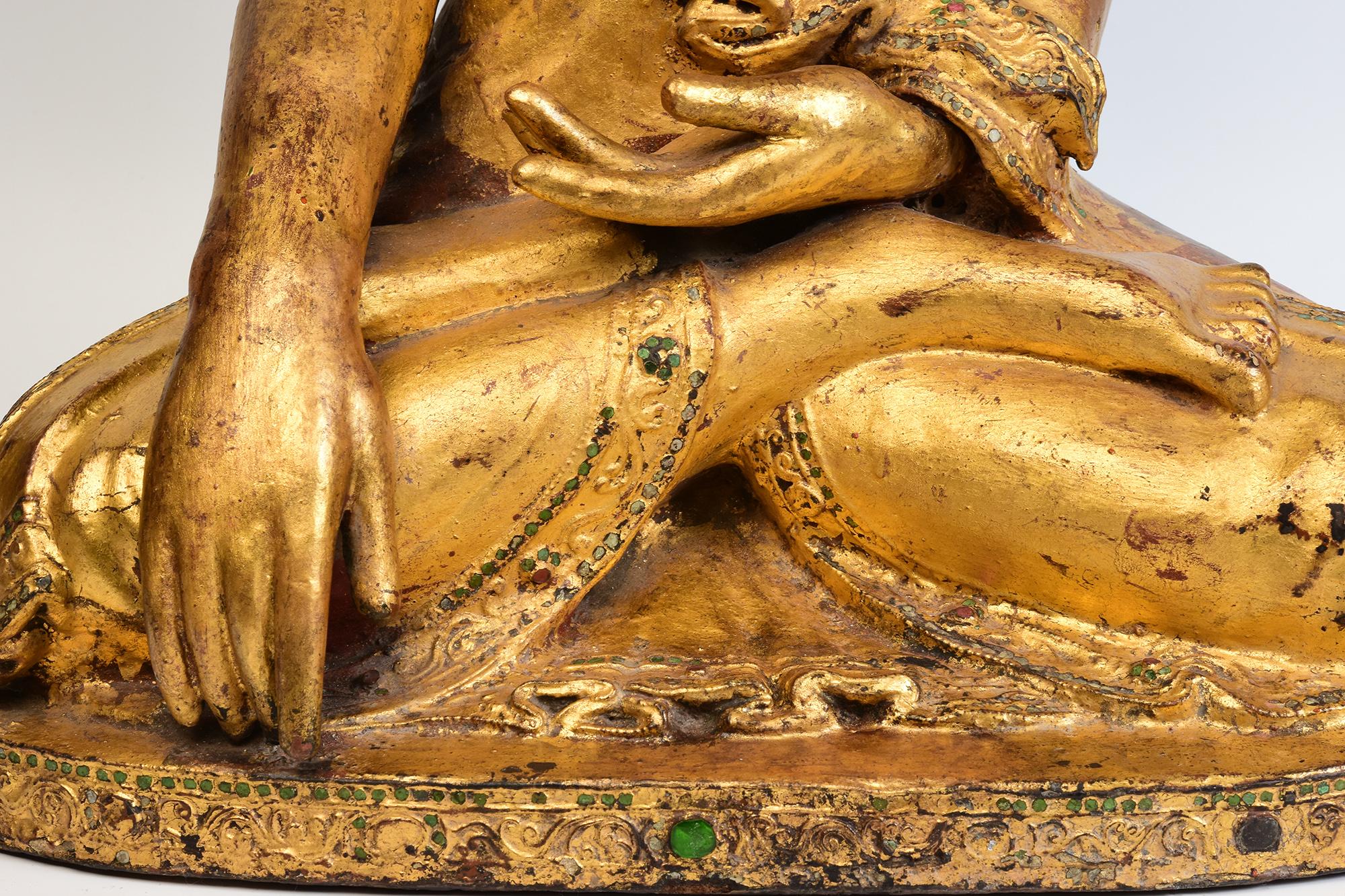 Sculpté à la main 19e siècle, Mandalay, Ancien Bouddha assis en bois birman avec or doré en vente