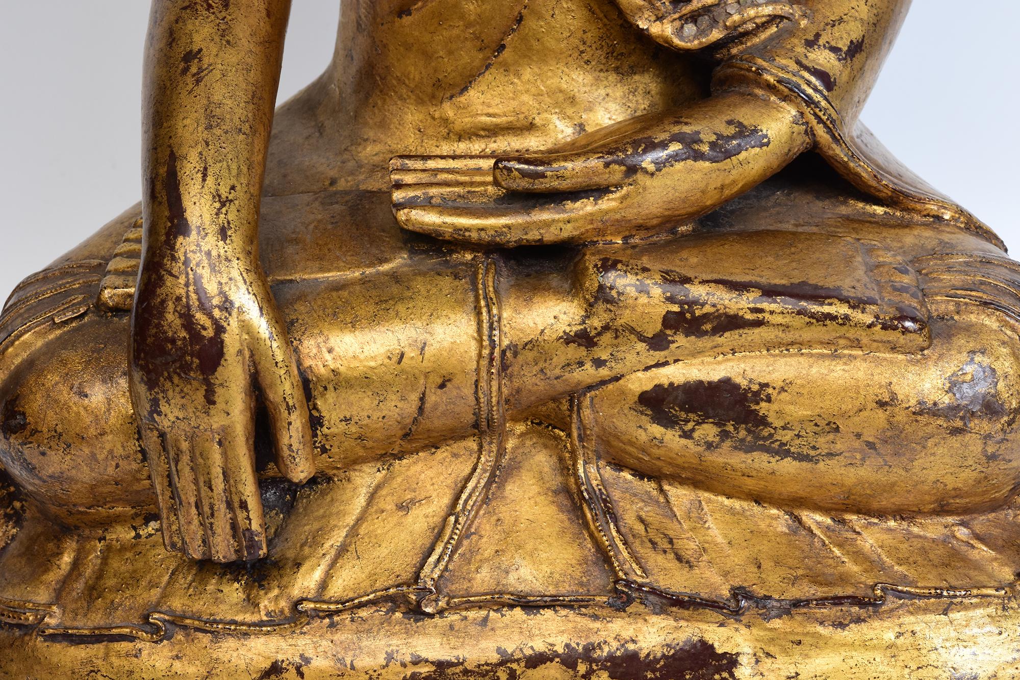 Siglo XIX, Mandalay, antiguo Buda sentado birmano de madera con oro dorado Tallado a mano en venta