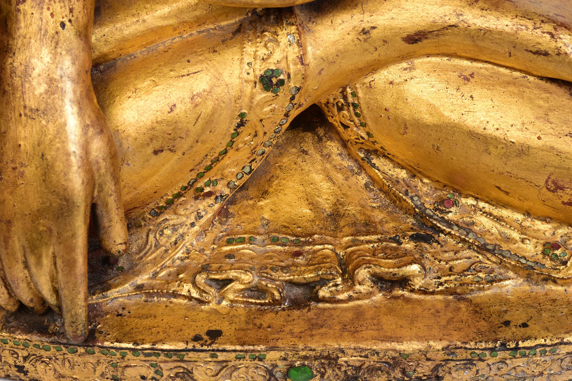19e siècle, Mandalay, Ancien Bouddha assis en bois birman avec or doré Bon état - En vente à Sampantawong, TH