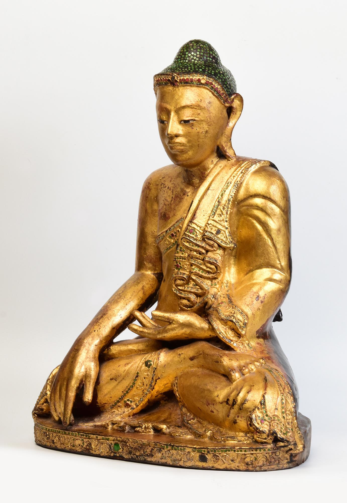 XIXe siècle 19e siècle, Mandalay, Ancien Bouddha assis en bois birman avec or doré en vente