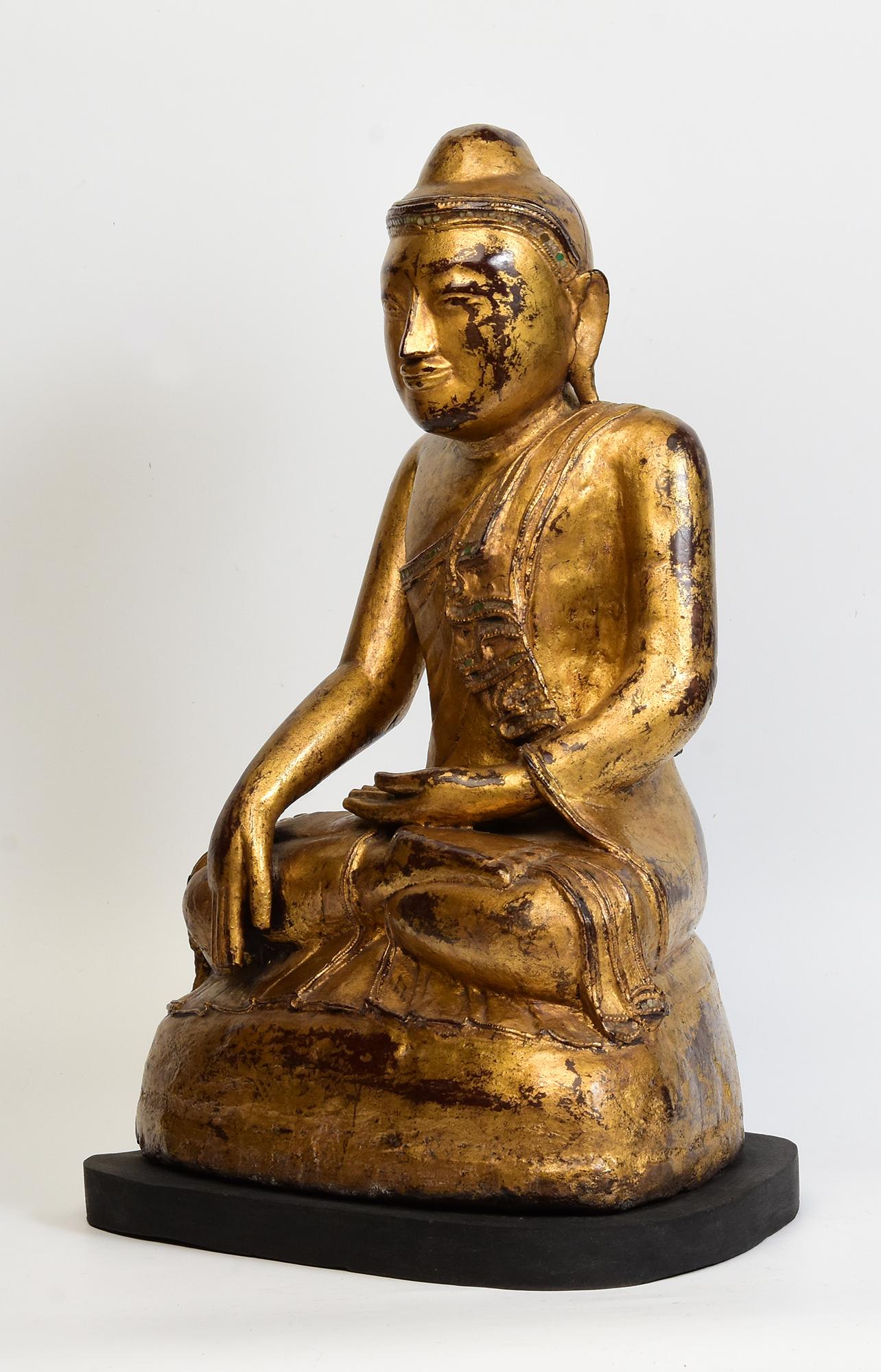 Siglo XIX, Mandalay, antiguo Buda sentado birmano de madera con oro dorado siglo XIX en venta