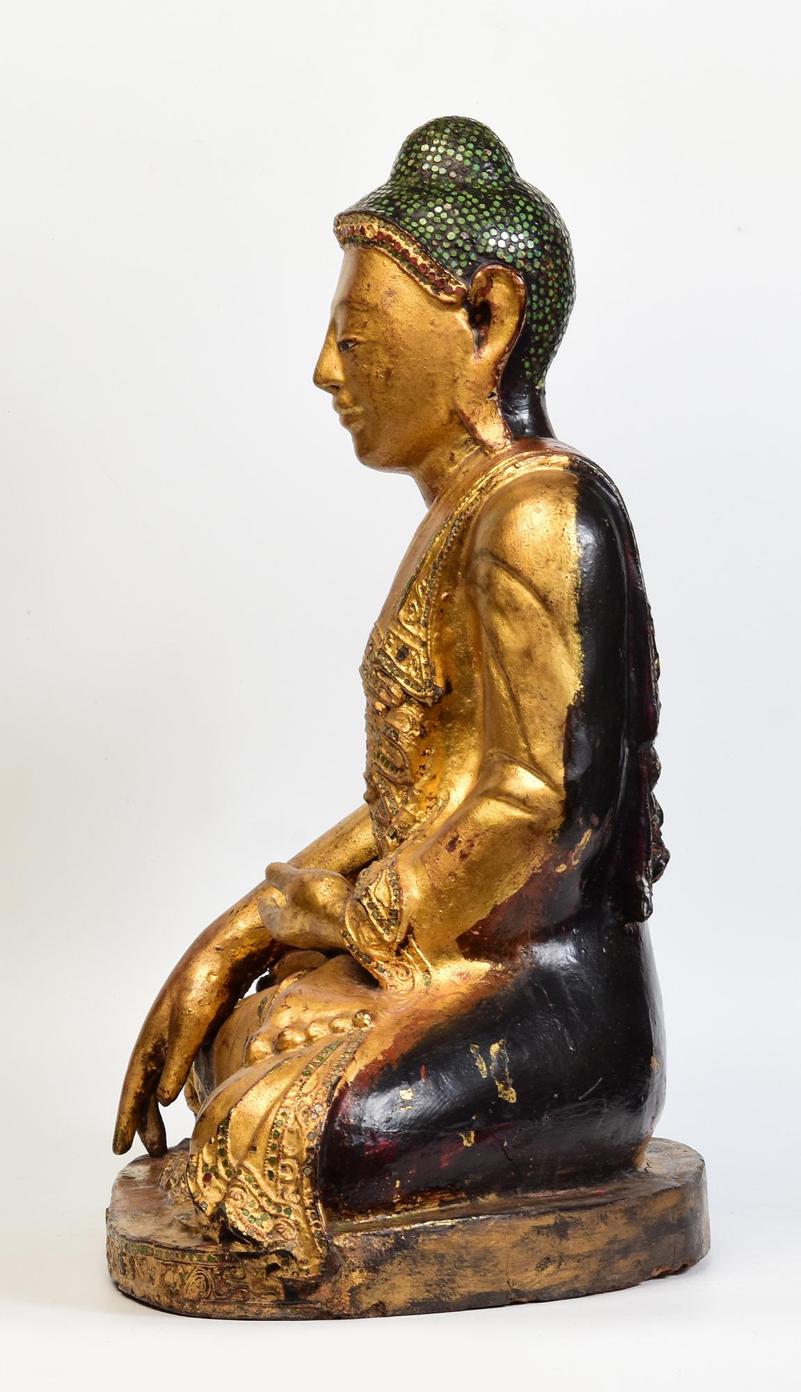 Bois 19e siècle, Mandalay, Ancien Bouddha assis en bois birman avec or doré en vente