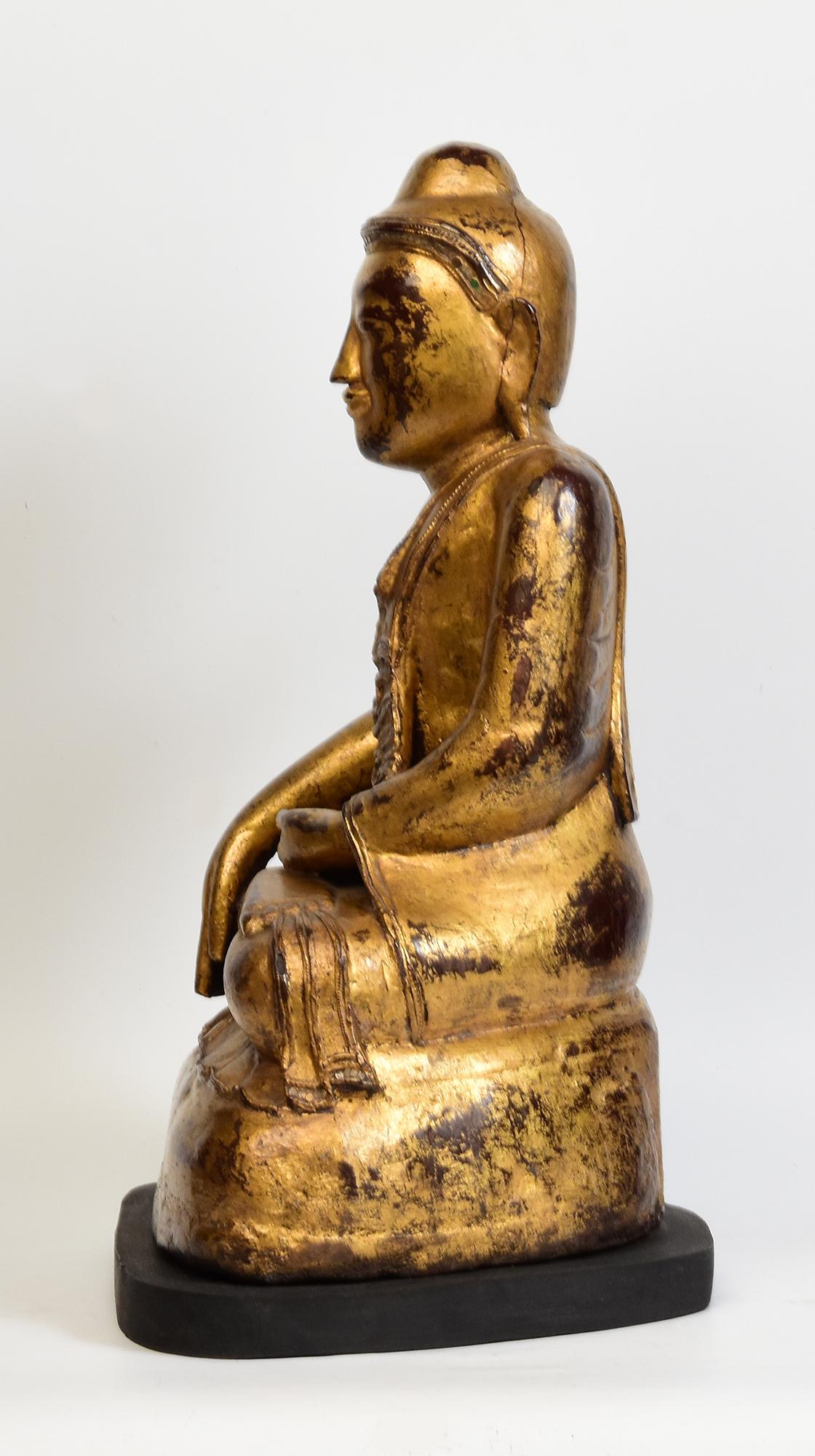 Siglo XIX, Mandalay, antiguo Buda sentado birmano de madera con oro dorado Madera en venta