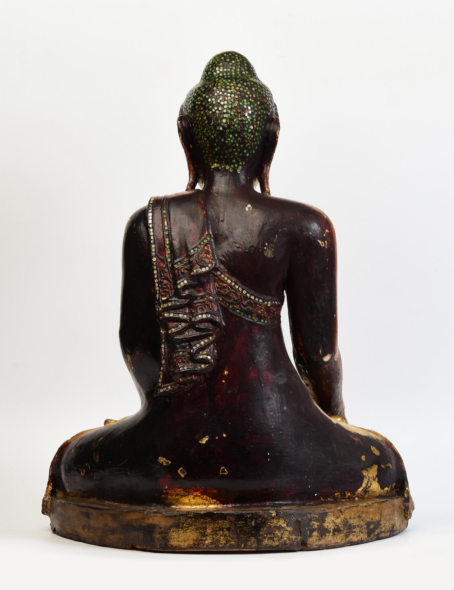 19e siècle, Mandalay, Ancien Bouddha assis en bois birman avec or doré en vente 1