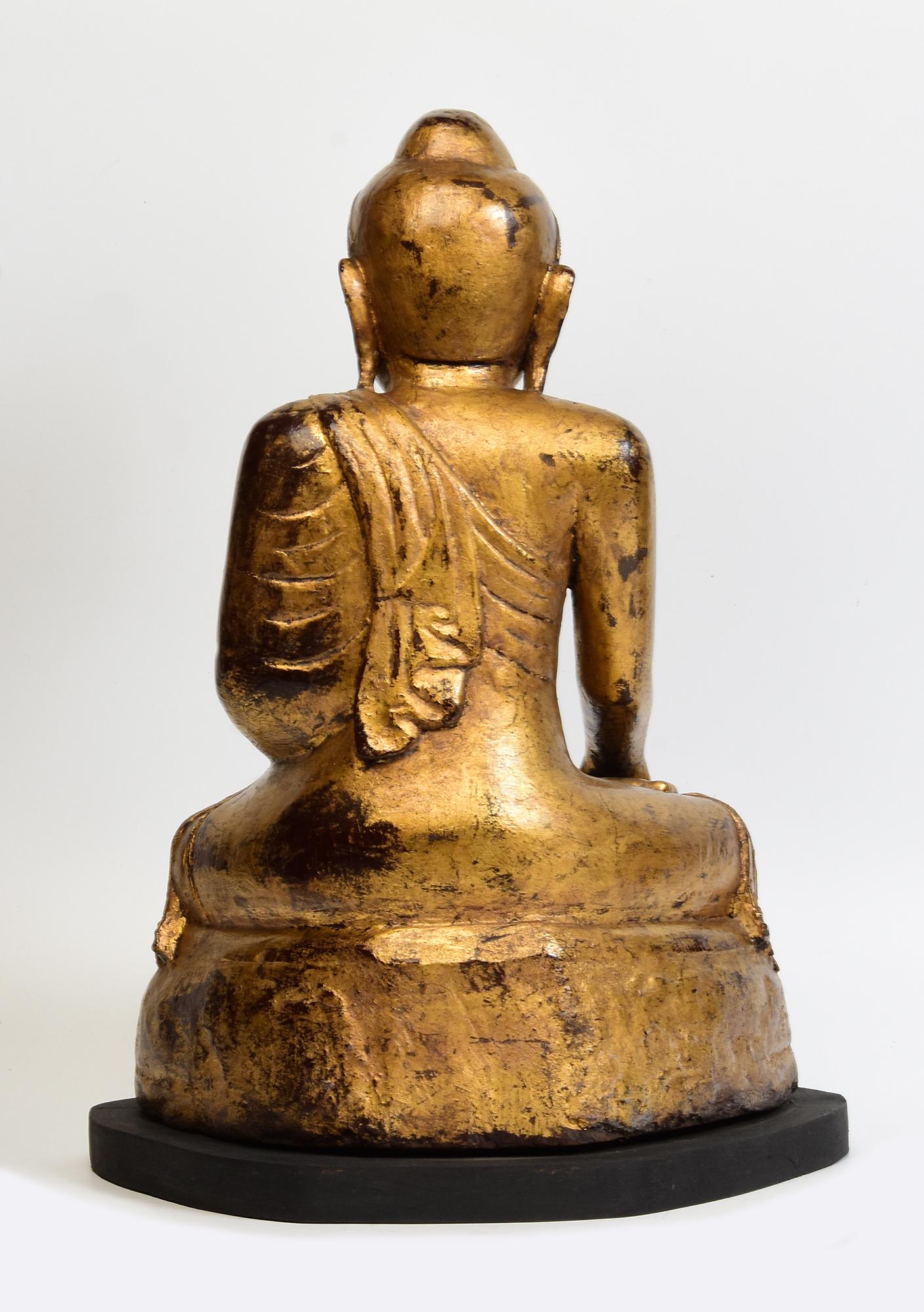 Siglo XIX, Mandalay, antiguo Buda sentado birmano de madera con oro dorado en venta 1
