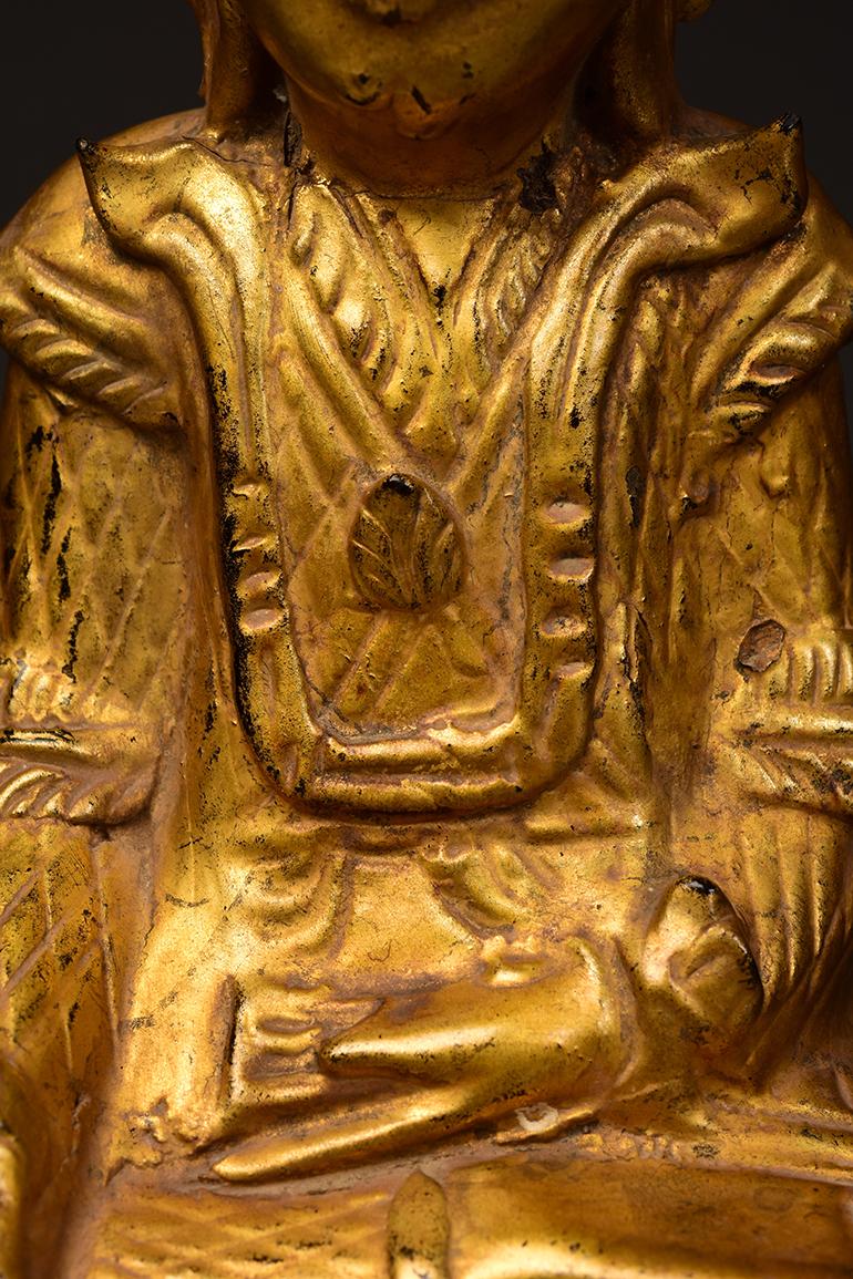 Mandalay, antiker burmesischer sitzender Kron Buddha aus Holz, 19. Jahrhundert (Handgeschnitzt) im Angebot