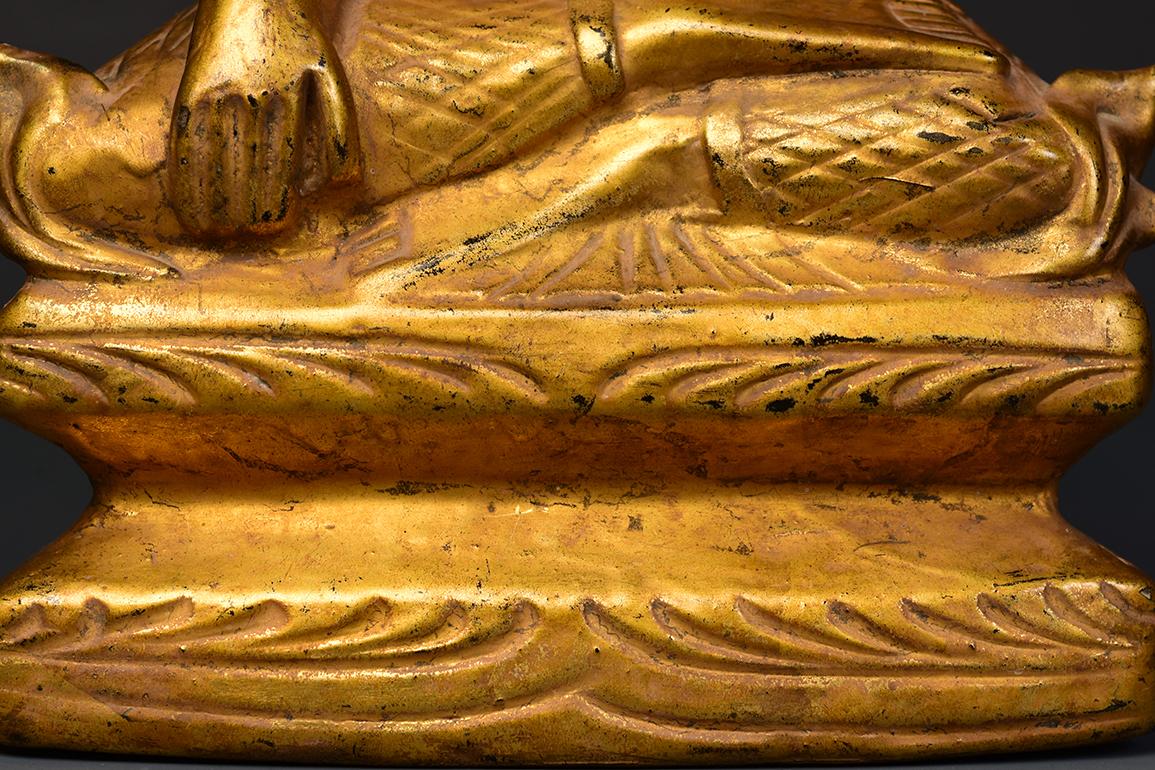 XIXe siècle Bouddha couronné assis en bois birman ancien du 19ème siècle, Mandalay en vente