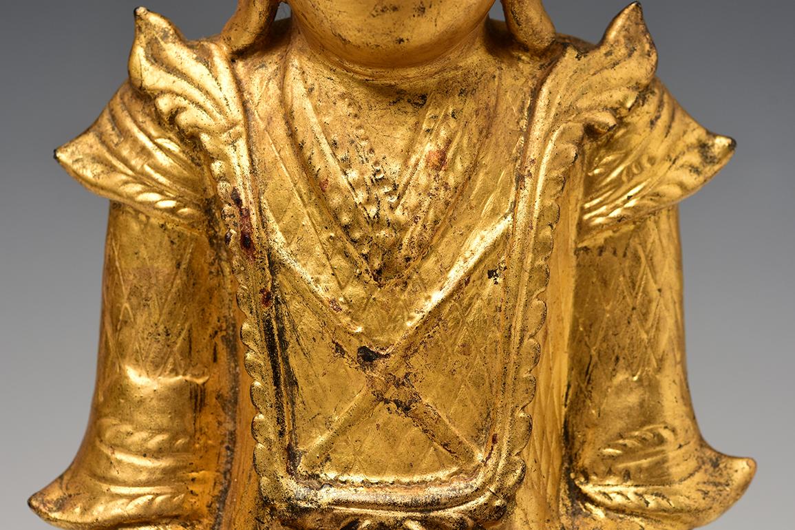 19th Century, Mandalay, Antique Burmese Wooden Seated King Crowned Buddha In Good Condition In Sampantawong, TH