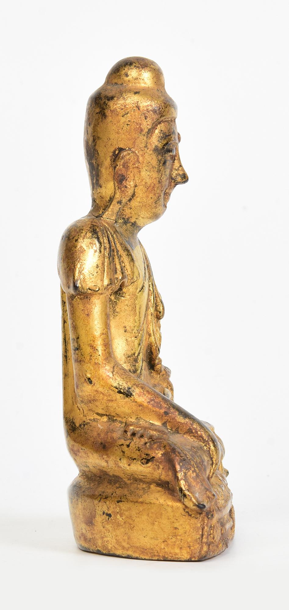 19e siècle, Mandalay, Ancien Bouddha Lotus assis en bois birman en vente 3