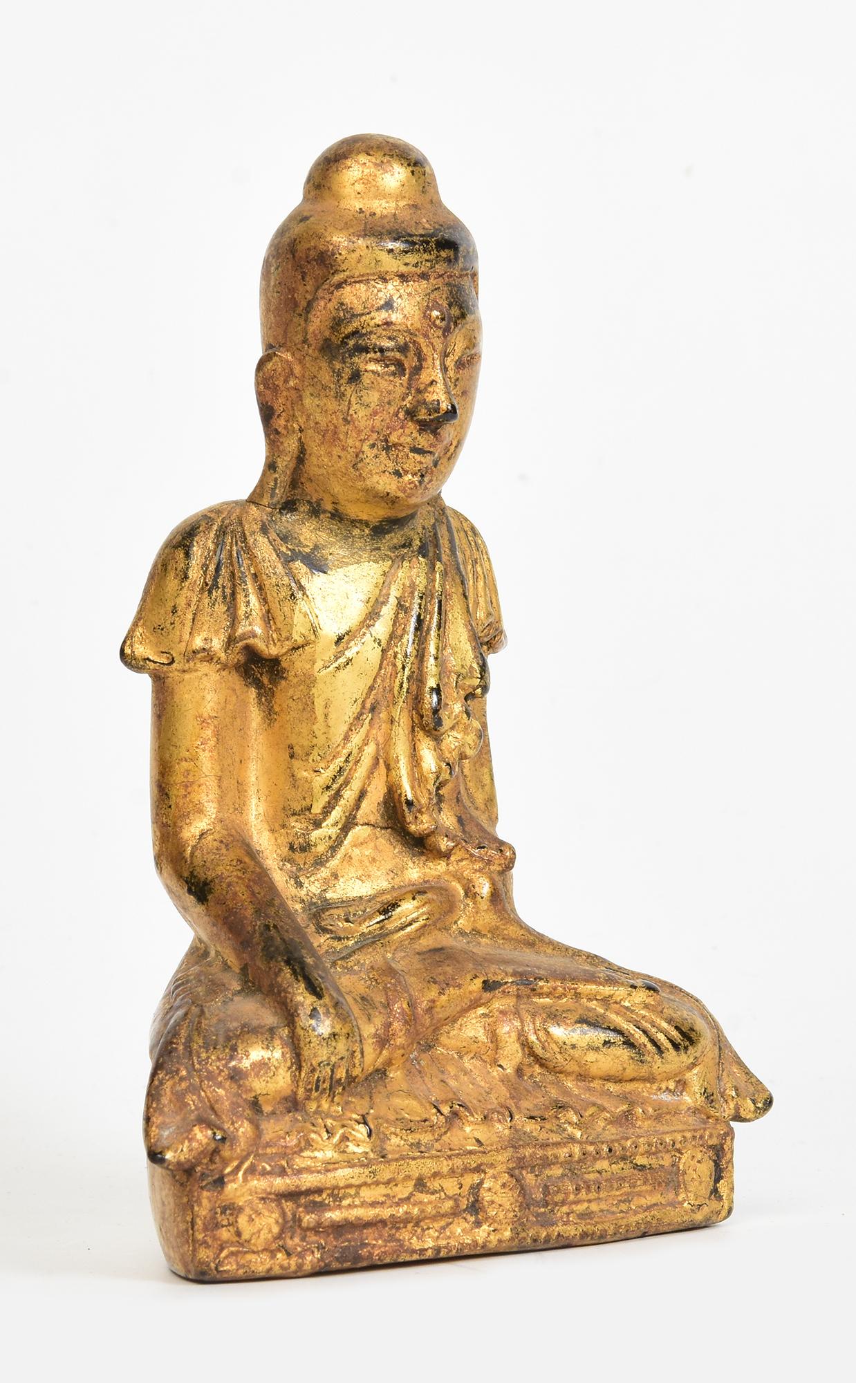 19e siècle, Mandalay, Ancien Bouddha Lotus assis en bois birman en vente 4