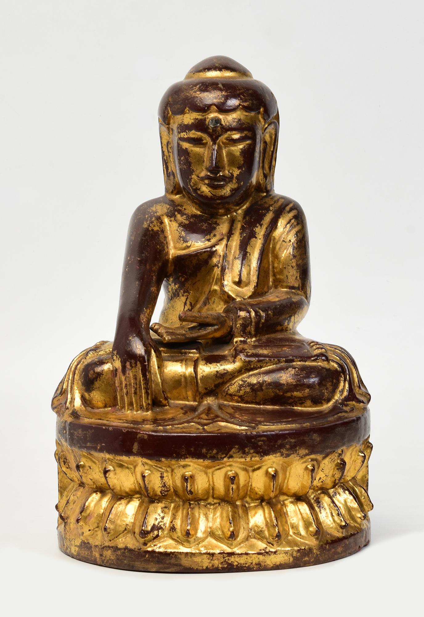 19e siècle, Mandalay, Ancien Bouddha Lotus assis en bois birman en vente 5