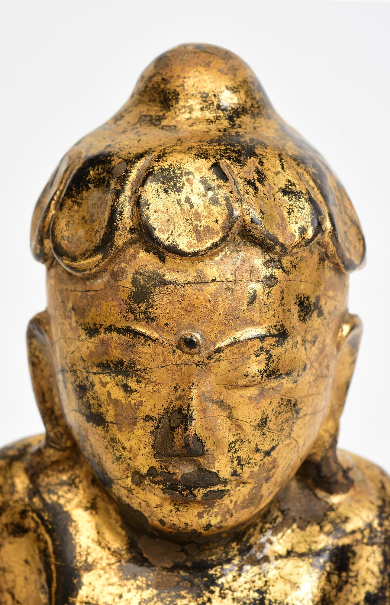 Antiker burmesischer Lotus-Buddha aus Holz, sitzend in der Mara-Vijaya-Haltung (die Erde zum Zeugen rufend), auf einem Sockel, mit vergoldetem Gold.

Alter: Birma, Mandalay-Periode, 19. Jahrhundert
Größe: Höhe 21 C.M. / Breite 12 C.M. / Tiefe 6,7