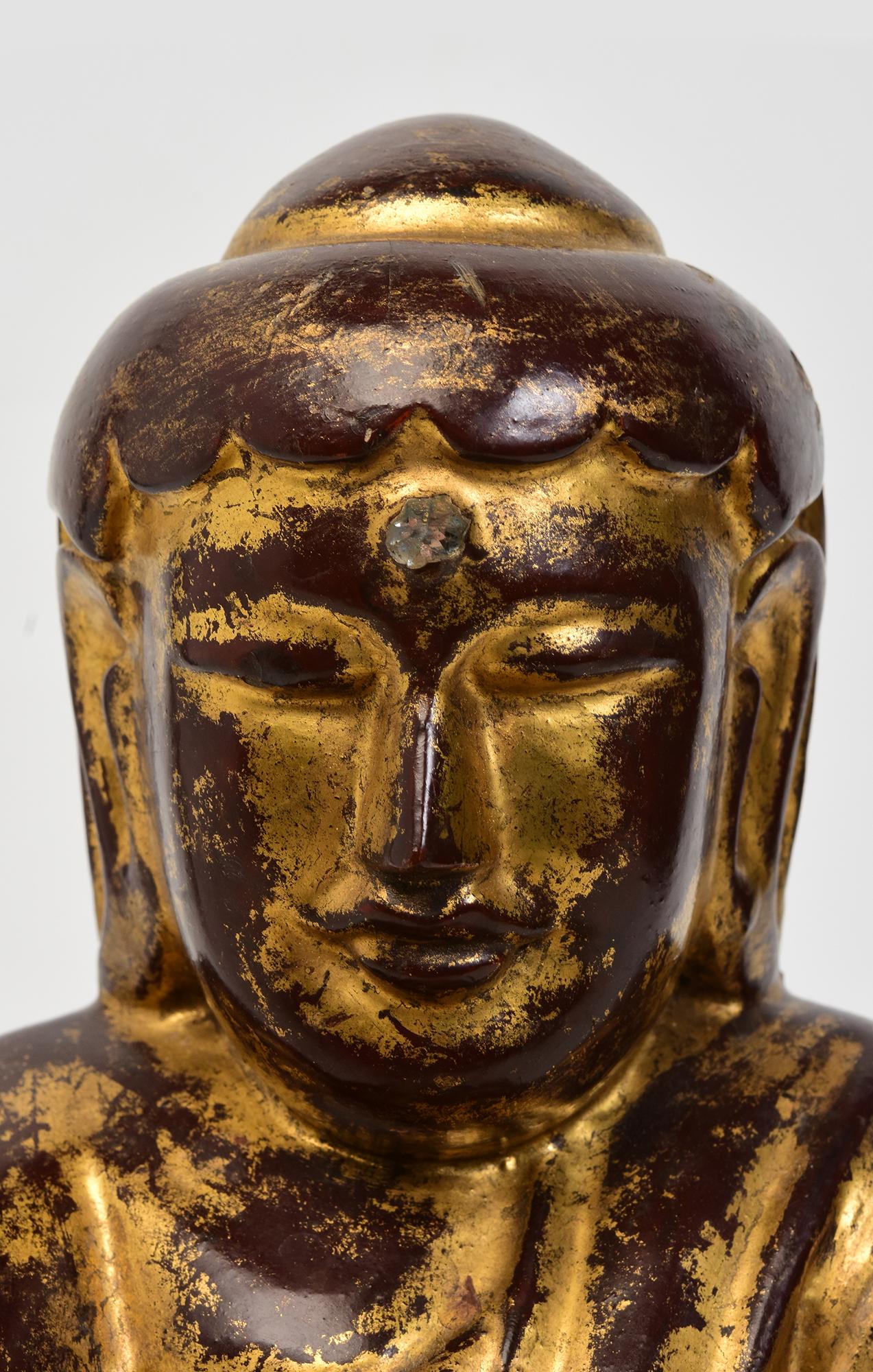 Ancien Bouddha lotus en bois de Birmanie assis en posture Mara Vijaya (appelant la terre à témoigner) sur une base avec de l'or doré.

Âge : Birmanie, période Mandalay, 19e siècle
Dimensions : Hauteur 35.7 C.M. / Largeur 22.8 C.M. / Profondeur 22.8