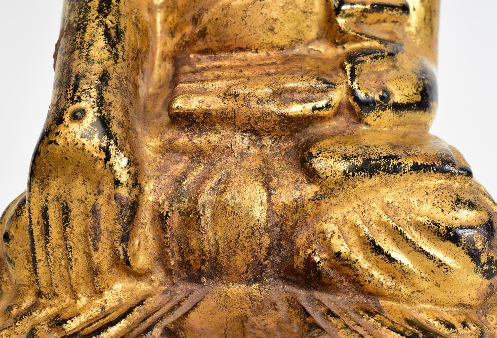 Mandalay, antiker burmesischer sitzender Lotus-Buddha aus Holz, 19. Jahrhundert (Handgeschnitzt) im Angebot
