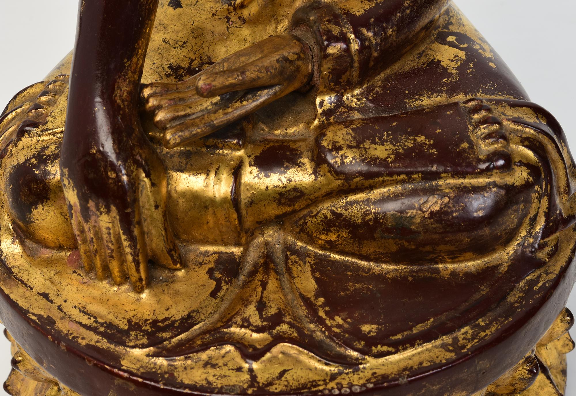 Sculpté à la main 19e siècle, Mandalay, Ancien Bouddha Lotus assis en bois birman en vente