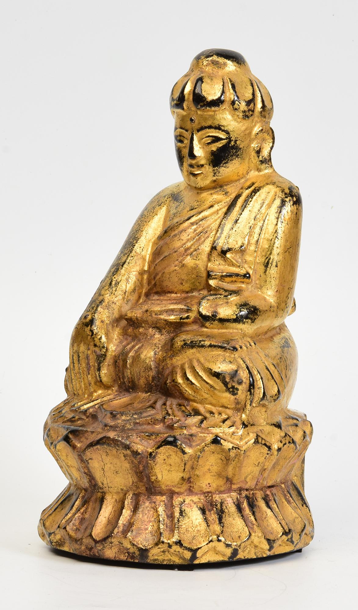 Mandalay, antiker burmesischer sitzender Lotus-Buddha aus Holz, 19. Jahrhundert im Angebot 1