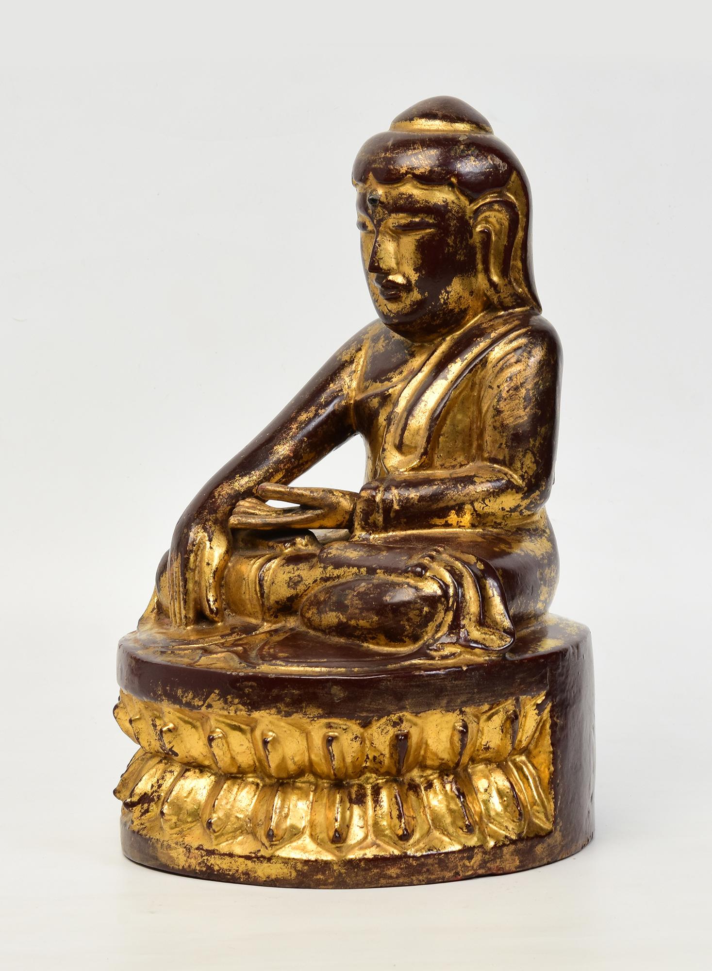 XIXe siècle 19e siècle, Mandalay, Ancien Bouddha Lotus assis en bois birman en vente
