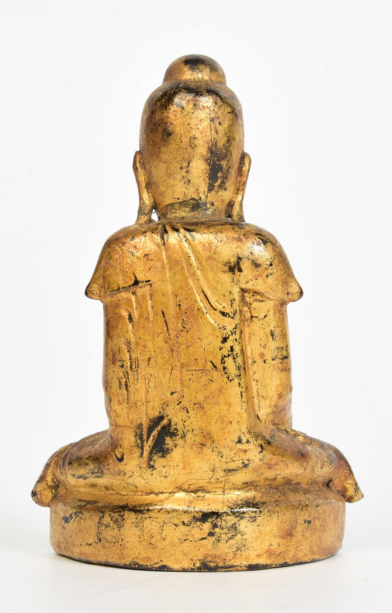 19e siècle, Mandalay, Ancien Bouddha Lotus assis en bois birman en vente 1