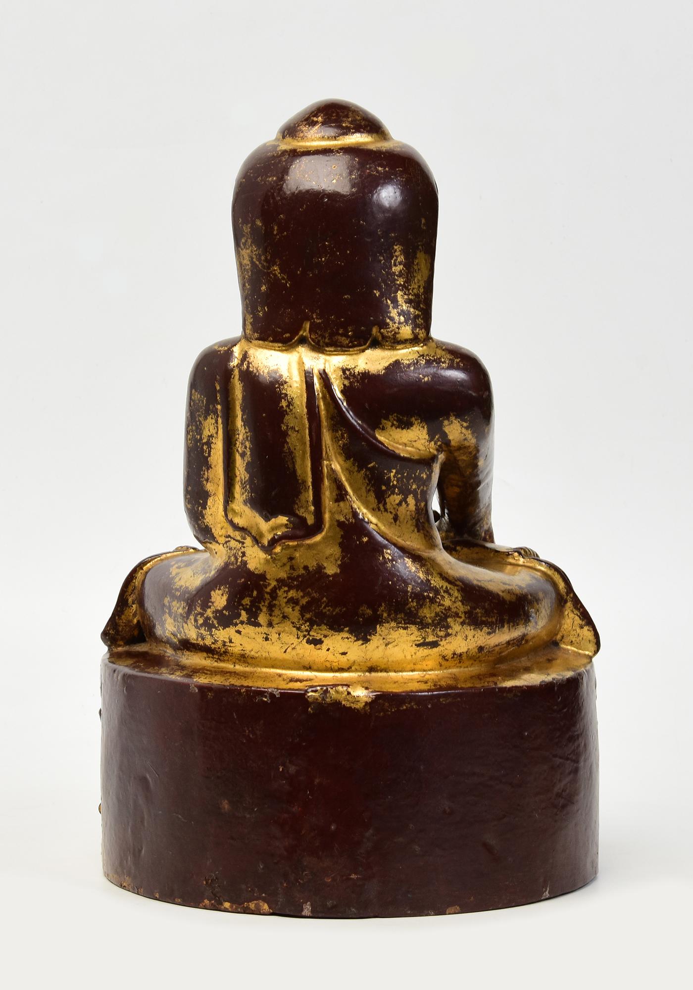 19e siècle, Mandalay, Ancien Bouddha Lotus assis en bois birman en vente 1