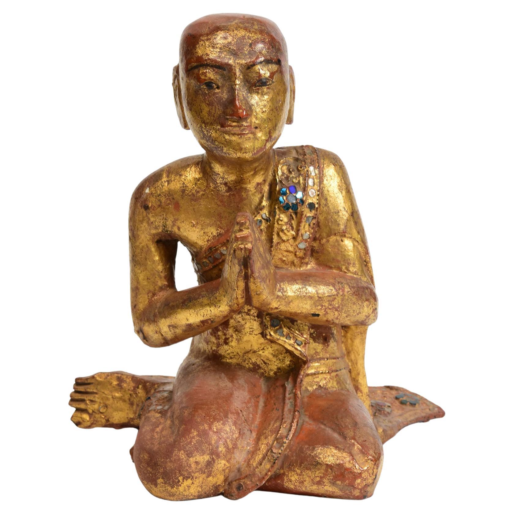 Mandalay, antiker burmesischer sitzender Monk/Schüler aus Holz, 19. Jahrhundert